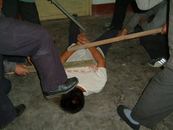 Демонстрация жестокого избиения арестованного практикующего Фалуньгун в Китае. Фото: en.minghui.org