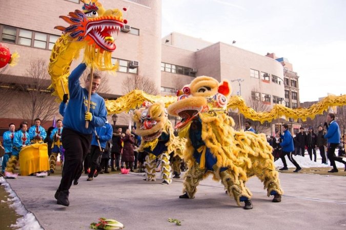 Практикующие Фалуньгун исполнили танец льва и танец дракона на Празднике фонарей в китайском районе Манхэттена 11 февраля 2017 года