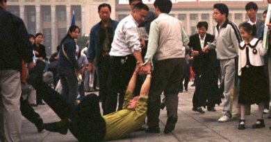 Арест практикующего Фалуньгун на площади Тяньаньмэнь