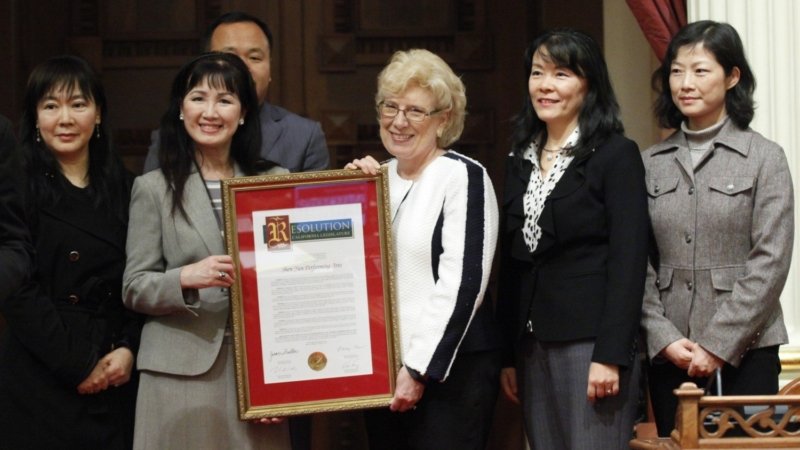 Сенатор Калифорнии Жан Фуллер (в центре) держит резолюцию Сената в честь Shen Yun Performing Arts. 9 января, Сенат штата Калифорния. Фото: Lorie Shelley