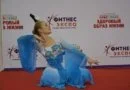 Последовательница Фалуньгун танцует китайский танец. Выставка «Здоровый образ жизни». Санкт-Петербург, апрель 2016 г.