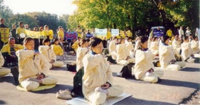 29-30 сентября 2001 г. Практикующие Фалуньгун перед зданием китайского посольства в Москве