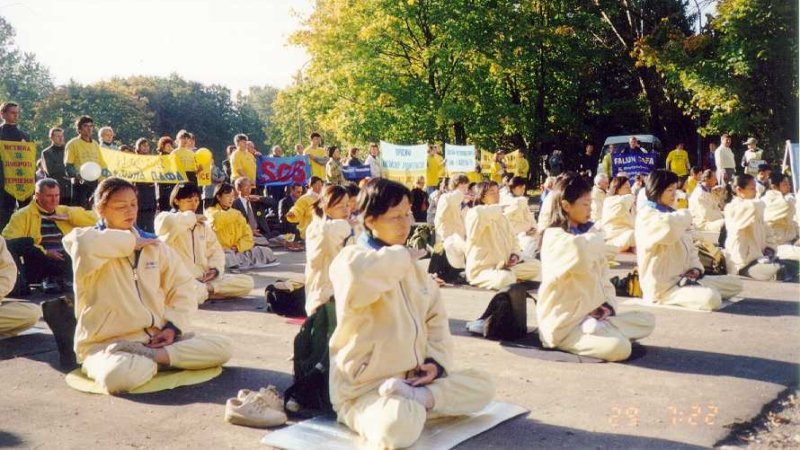 29-30 сентября 2001 г. Практикующие Фалуньгун перед зданием китайского посольства в Москве