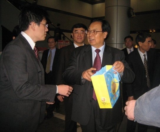 Представитель Ассоциации Фалунь Дафа в Тайване в сопровождении трёх адвокатов-правозащитников подал судебный иск в прокуратуру Верховного Суда Тайваня на Сюй Гуанчуня