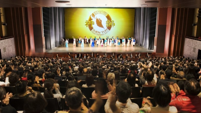 Нью-Йоркская компания Shen Yun даёт концерт в театре ROHM в Киото (Япония), 26 января 2017 года