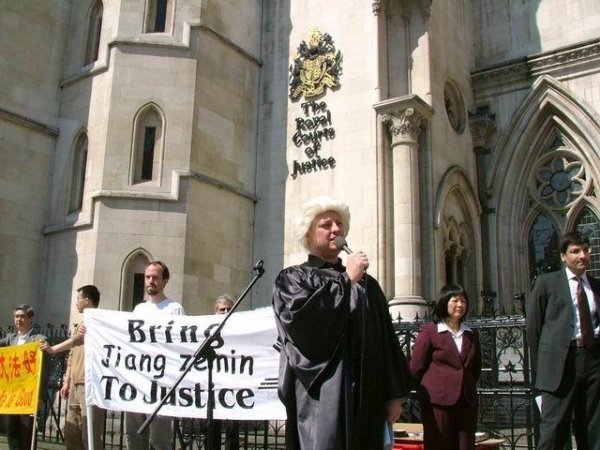 Практикующие Фалуньгун Великобритании проводят символический суд над Цзян Цзэминем перед зданием Королевского Суда в Лондоне
