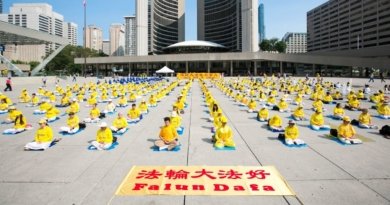 Практикующие выполняют упражнения Фалуньгун. Канада, Онтарио, 21 июля 2017 г.