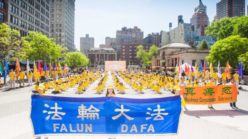 Более 1000 последователей Фалуньгун праздновали Всемирный День Фалунь Дафа на площади Юнион-сквер в Нью-Йорке
