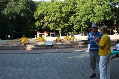 Демонстрация упражнений Фалуньгун на праздновании Дня города Железноводстка. 2016 г.