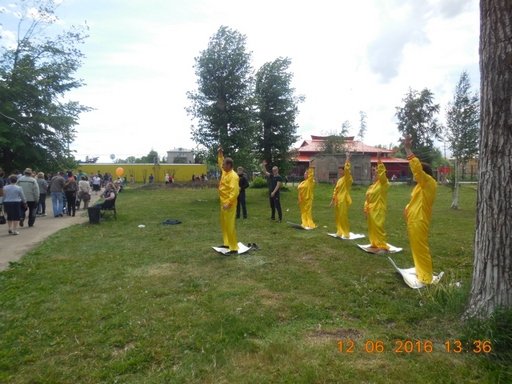 Демонстрация упражнений Фалуньгун на Дне России в г. Котлас