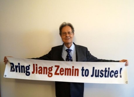 Профессор д-р Клаус Бюхнер, член комитета по правам человека Европейского парламента от Германии, призвал оказать большую поддержку судебным искам против Цзяна