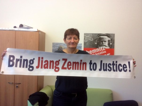 Д-р Корнелия Эрнст, член Европейского парламента из Германии, поддерживает иски против Цзяна