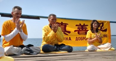 Выполнение упражнений последователями Фалуньгун. Фото: Александра Лай