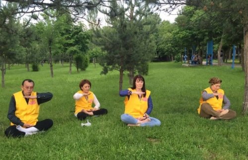 13 мая 2016 г. Бишкек. Упражнения Фалуньгун