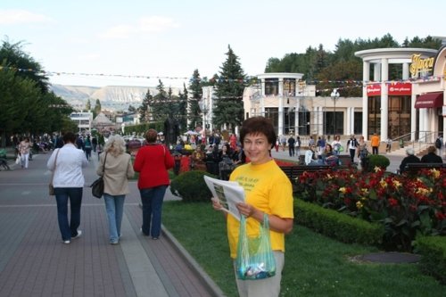 Последовательница Фалуньгун раздаёт информационные материалы. Кисловодск, 2016 г.