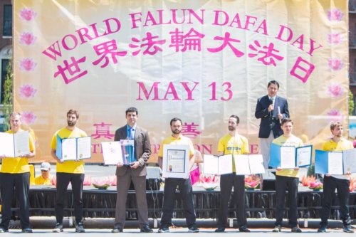 Последователи Фалуньгун демонстрируют 102 публичных благодарности, выданные местными или национальными членами конгресса и правительственными органами.