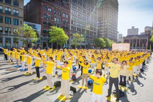 Коллективное выполнение упражнений на Юнион-сквер в Нью-Йорке, 12.05.2016 г.