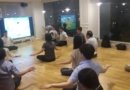 Участники 26-го девятидневного семинара Фалунь Дафа изучают медитативное упражнение