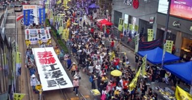 1 июля 2016 года. Марш в Гонконге. На большом плакате написано: «Привести Цзян Цзэминя к правосудию»
