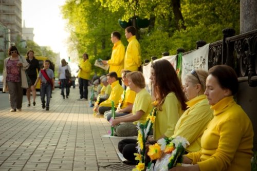 Акция протеста против преследования практикующих Фалуньгун в Китае. Киев, 25.04.2015 г.