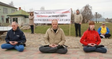 Акция латвийских последователей Фалуньгун по сбору подписей в поддержку подачи исков к Цзян Цзэминю, апрель, 2016 г.