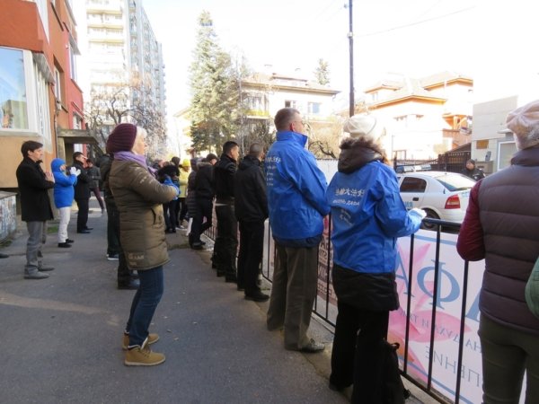 Болгарские последователи Фалуньгун мирно протестуют против репрессий Фалуньгун в Китае