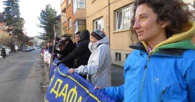 Последователи Фалуньгун в пикете перед китайским посольством в Софии