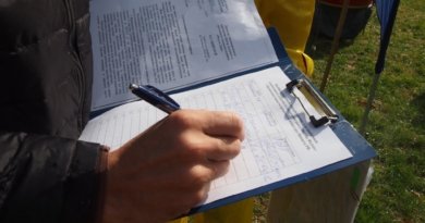 Люди подписывают петицию в защиту книги Фалуньгун во время презентации практики Фалуньгун. Краснодар, 2016 г.