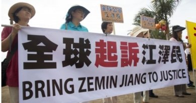 Последователи Фалуньгун на митинге в поддержку подачи исков против бывшего китайского лидера Цзян Цзэминя