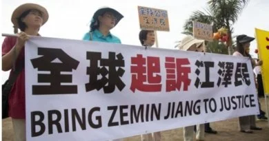 Последователи Фалуньгун на митинге в поддержку подачи исков против бывшего китайского лидера Цзян Цзэминя