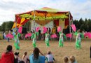 Практикующие Фалунь Дафа танцуют на заключительном концерте фестиваля «Здравфест 2017»