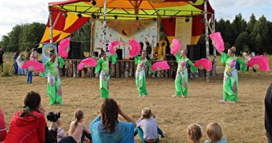 Практикующие Фалунь Дафа танцуют на заключительном концерте фестиваля «Здравфест 2017»