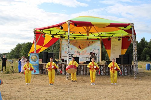 Группа барабанщиков, практикующих Фалунь Дафа, выступают на заключительном концерте фестиваля «Здравфест 2017»