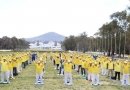 Митинг практикующих Фалуньгун перед зданием парламента
