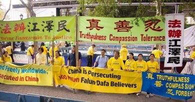 Практикующие Фалуньгун держат транспаранты и плакаты, призывающие мировых лидеров обратить внимание на 18-летнее преследование Фалуньгун в Китае и помочь остановить деятельность, нарушающую права человека.
