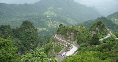 Извилистая горная дорога в горах Удан провинции Хубэ. Фото: Mario.net