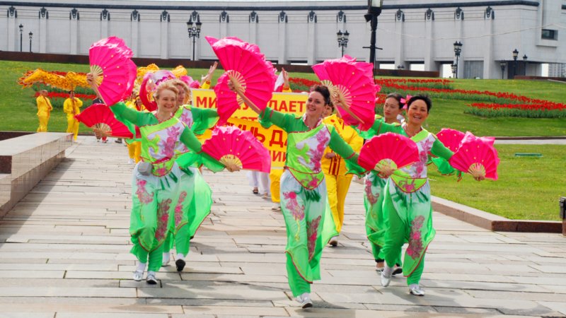 Праздничное шествие в честь Всемирного дня Фалунь Дафа. Фото: Юлия Цигун