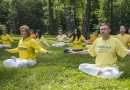 Последователи Фалуньгун в Москве выполняют упражнения в парке. Фото: С. Лучезарный