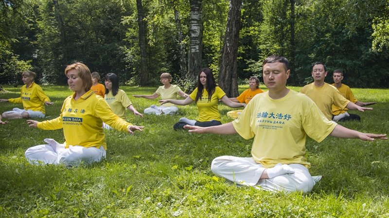 Последователи Фалуньгун в Москве выполняют упражнения в парке. Фото: С. Лучезарный