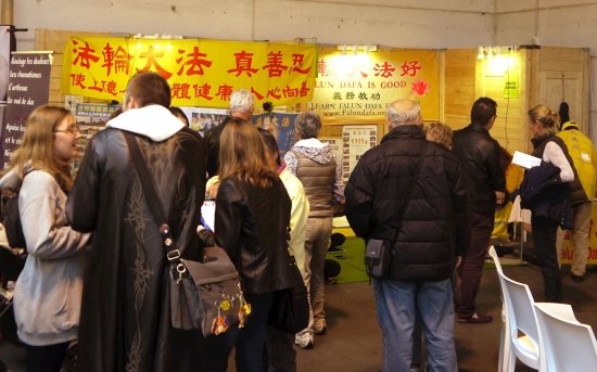 На выставке практикующим Фалуньгун были предоставлены недалеко от входа просторные места для демонстрации упражнений и их обучения. Фото: minghui.org