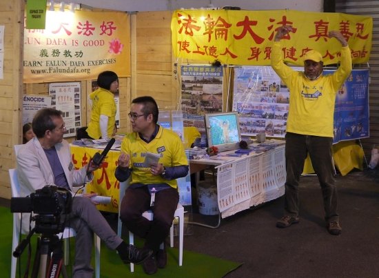 Организаторы выставки берут интервью у практикующих Фалуньгун. Фото: minghui.org