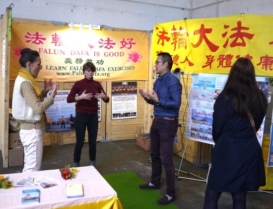 Дипанкара (слева) и её друзья (вместе) изучают пять комплексов упражнений Фалуньгун. Фото: minghui.org