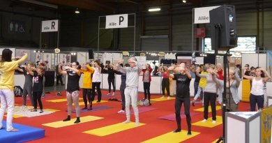 Желающие изучают движения упражнений во время демонстрации практикующими пяти комплексов упражнений Фалуньгун на Фестивале йоги в Париже 20 октября 2017 года