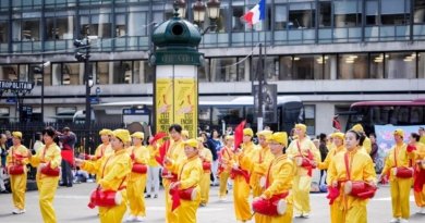 30 сентября митинг практикующих Фалуньгун на Биржевой площади в Париже , 2017 г. Фото: minghui.org
