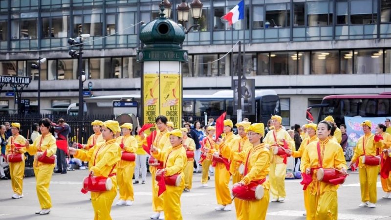 30 сентября митинг практикующих Фалуньгун на Биржевой площади в Париже , 2017 г. Фото: minghui.org