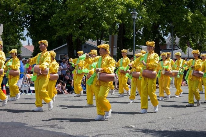 Выступление барабанщиков на грандиозном параде в честь праздника урожая в городе Кент