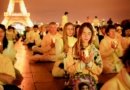 Акция памяти с зажжёнными свечами, проведённая последователями Фалуньгун на площади Прав человека в Париже. Фото: minghui.org