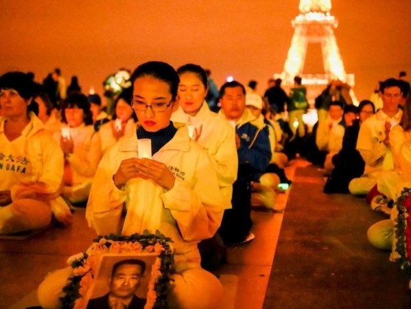Акция памяти с зажжёнными свечами, проведённая последователями Фалуньгун на площади Прав человека в Париже. Фото:minghui.org