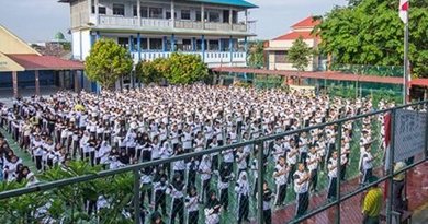 Около 720 учеников и преподавателей изучают упражнения Фалунь Дафа в средней школе Батама (Индонезия), 11 ноября 2017 года