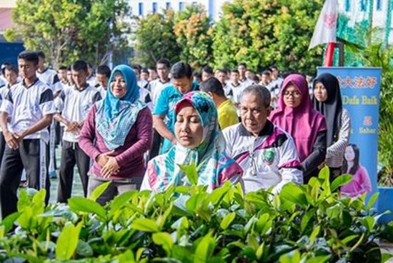 Около 720 учеников и преподавателей изучают упражнения Фалунь Дафа в средней школе Батама (Индонезия), 11 ноября 2017 года